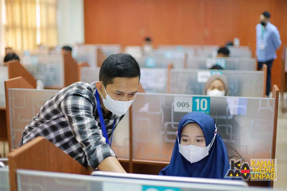 Pengawas memberikan arahan kepada peserta saat pelaksanaan sesi latihan UTBK-SBMPTN 2022 sebelum ujian dimulai di Gedung Fakultas Farmasi Unpad, Jatinangor, Kamis (19/5/2022). (Dadan Triawan)