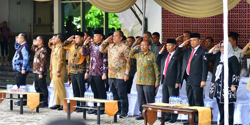 Para undangan beri hormat saat upacara