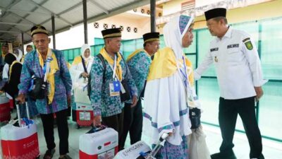 Wabup Inhil lepas jemaah calon haji. (riau.go.id)