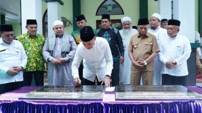 Wagub tanda tangani prasasti sebagai tanda peresmian