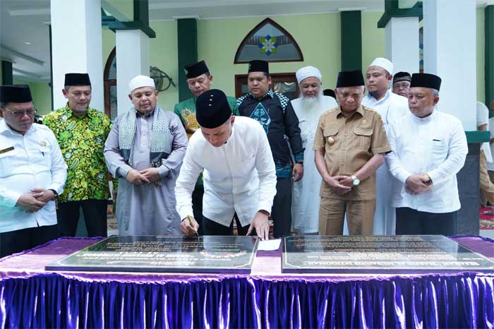 Wagub tanda tangani prasasti sebagai tanda peresmian