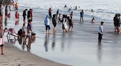 Wisatawan padati pantai di Pariaman. (pemko)