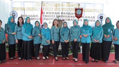 Ketua TP PKK Asahan foto bersama dengan Ketua Umum PKK Pusat.