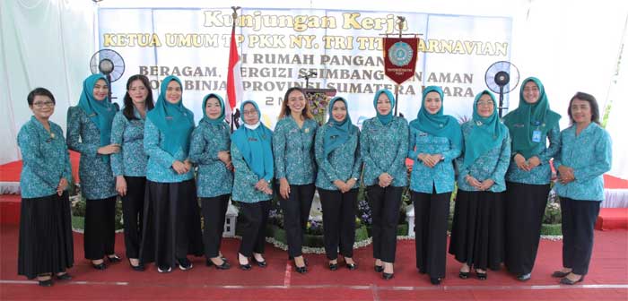 Ketua TP PKK Asahan foto bersama dengan Ketua Umum PKK Pusat.