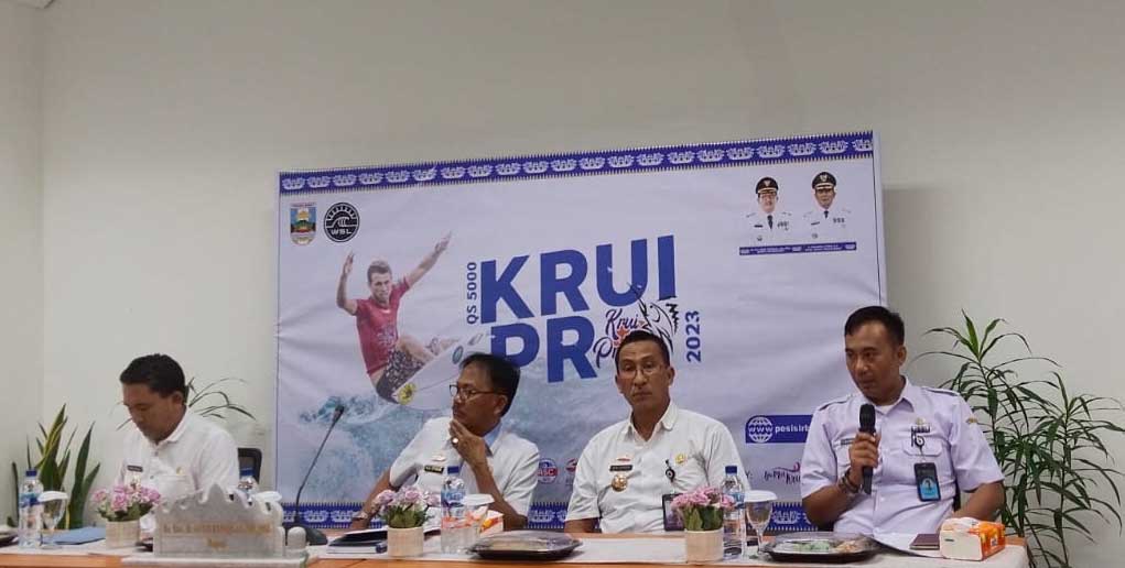 Bupati Agus Istiqlal berikan keterangan pers