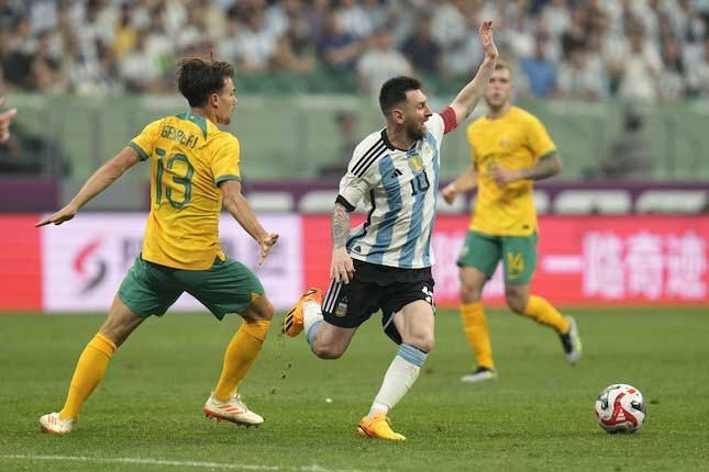 Aksi Messi saat lawan Australia di Cina. (bola.net)