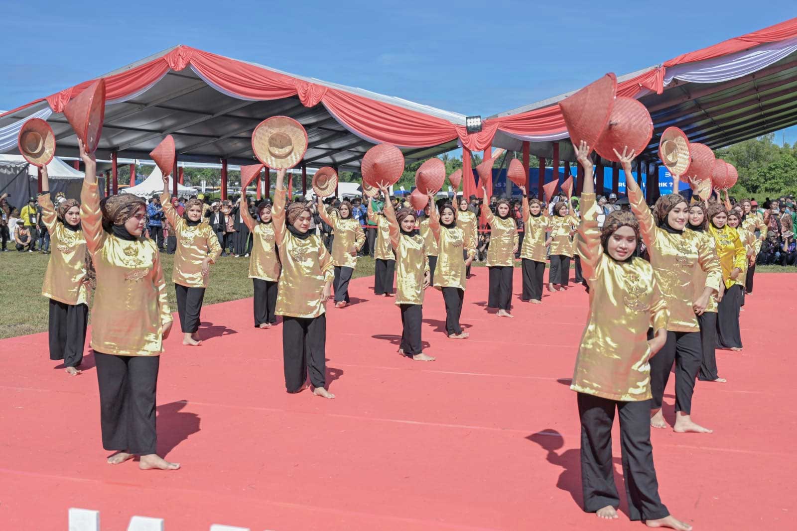 Para penari tampilkan atraksi pada pembukaan Penas Tani di Padang. (pemprov)