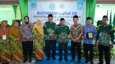 Wakil Bupati Asahan foto bersama dengan pimpinan Muhammadiyah dan Aisyiyah.