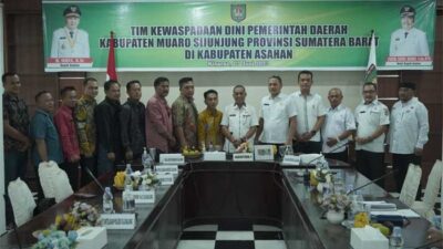 Jajaran Pemkab Asahan foto bersama dengan Tim Wasdin Pemkab Sijunjung