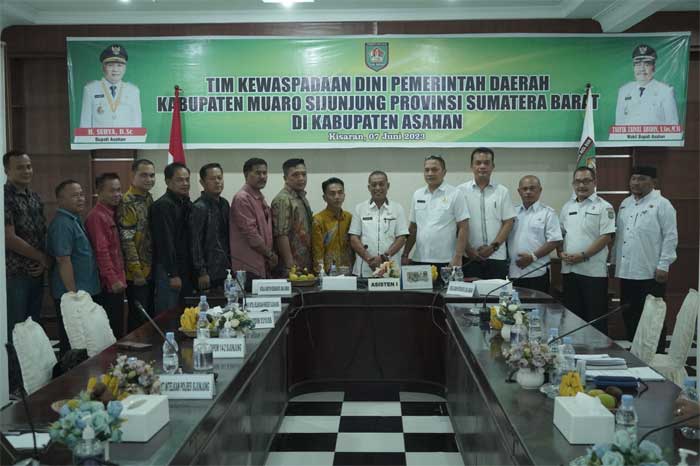 Jajaran Pemkab Asahan foto bersama dengan Tim Wasdin Pemkab Sijunjung