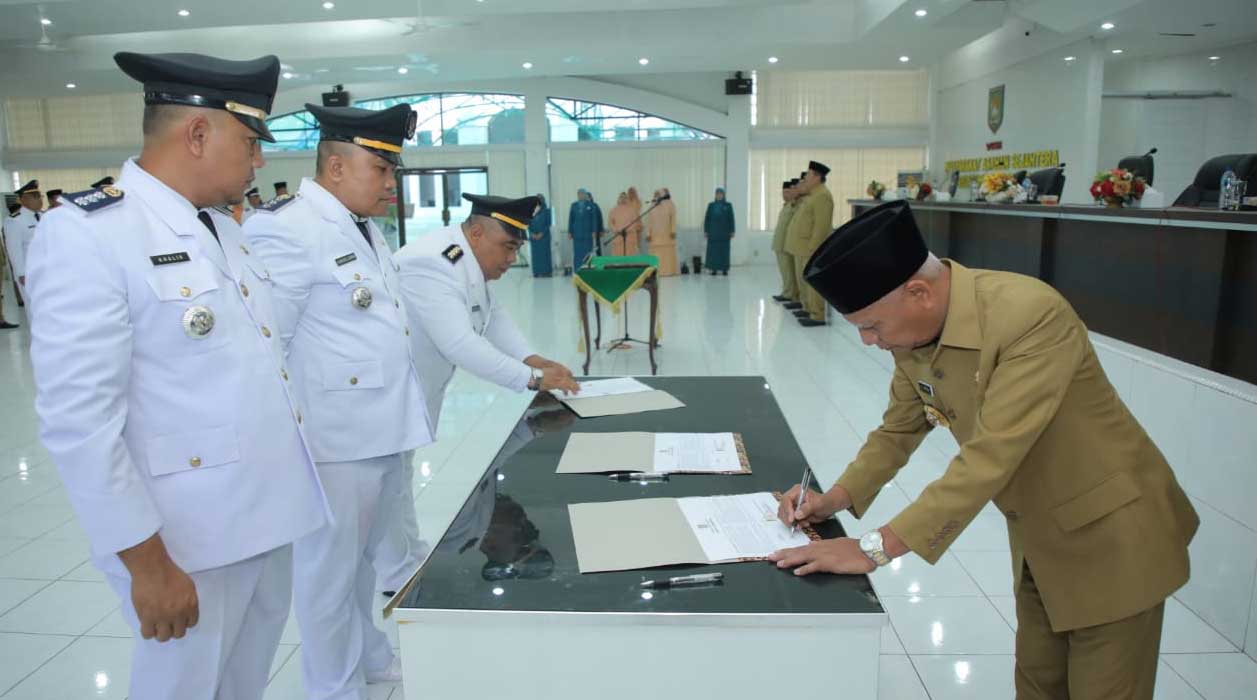 Bupati dan pejabat yang dilantik tanda tangani berita acara pelantikan