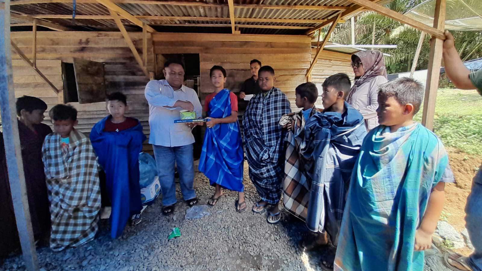 Yosrizal bersama anak yang ikut khitan massal.