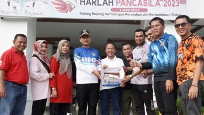 Penyerahan dana yang dikumpulkan hasil badoncek pada Tim Futsal Sabiduak Sadayuang Pariaman. (humas)