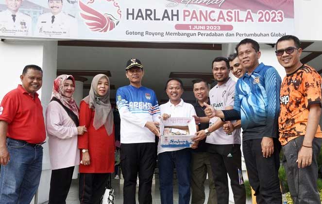 Penyerahan dana yang dikumpulkan hasil badoncek pada Tim Futsal Sabiduak Sadayuang Pariaman. (humas)