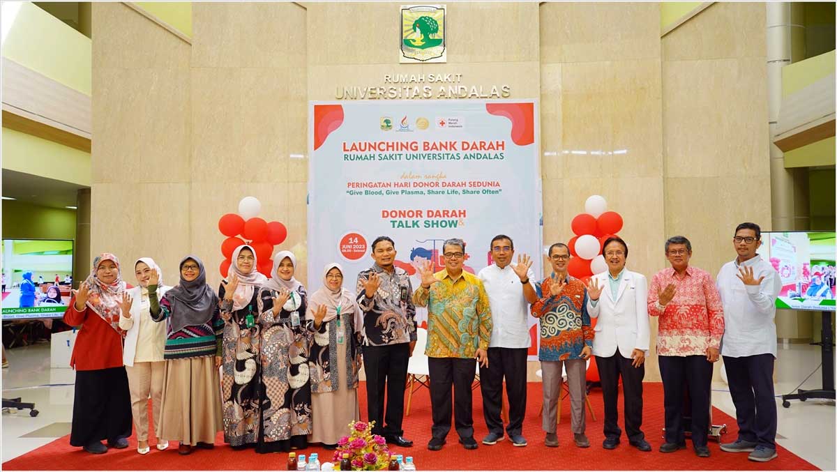 Rektor dan jajaran rumah sakit foto bersama usai peluncuran bank darah. (humas)