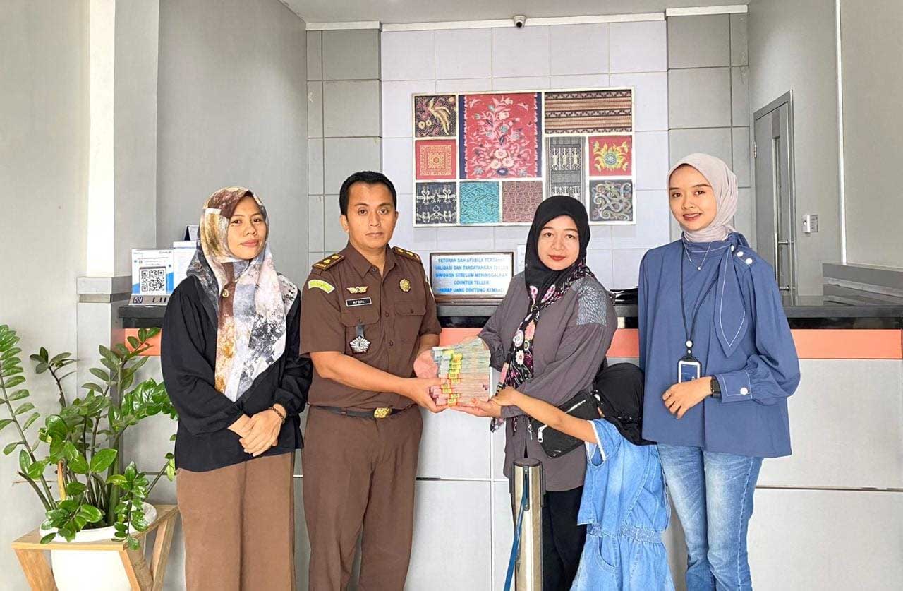 Penyerahan uang pengganti kasus korupsi ke kas negara melalui Bank BRI.