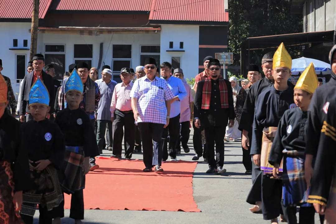 Bupati Pasaman, Benny Utama disambut masyarakat dengan kesenian tradisional di Benteng