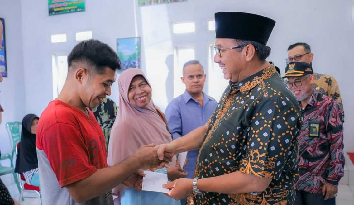 Bupati serahkan bantuan pada warga yang rumahnya ditimpa angin puting beliung.
