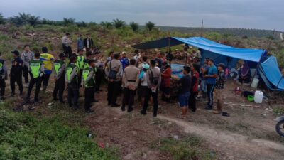 Warga protes upaya sebuah perusahaan yang hendak menguasai lahan mereka. Warga berkemah di kebun sawit. (RM)