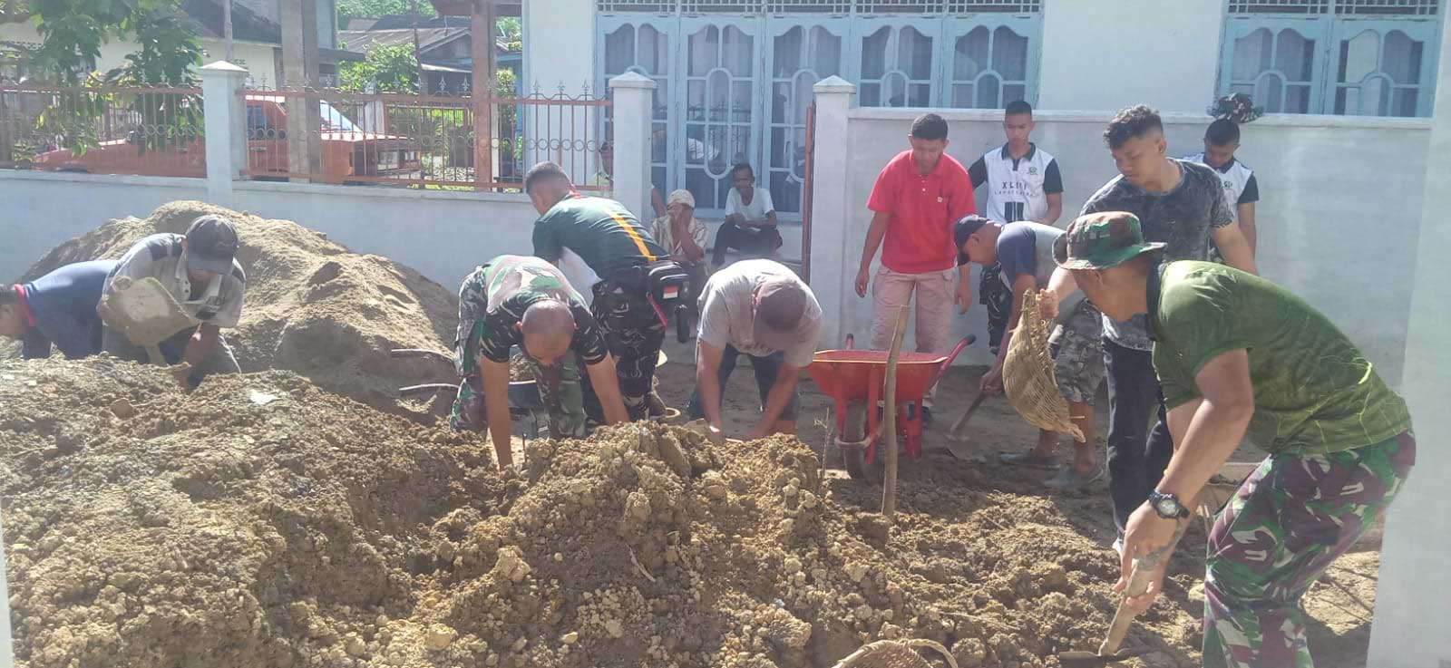 Masyarakat dan peserta latsitardanus bersihkan lingkungan masjid