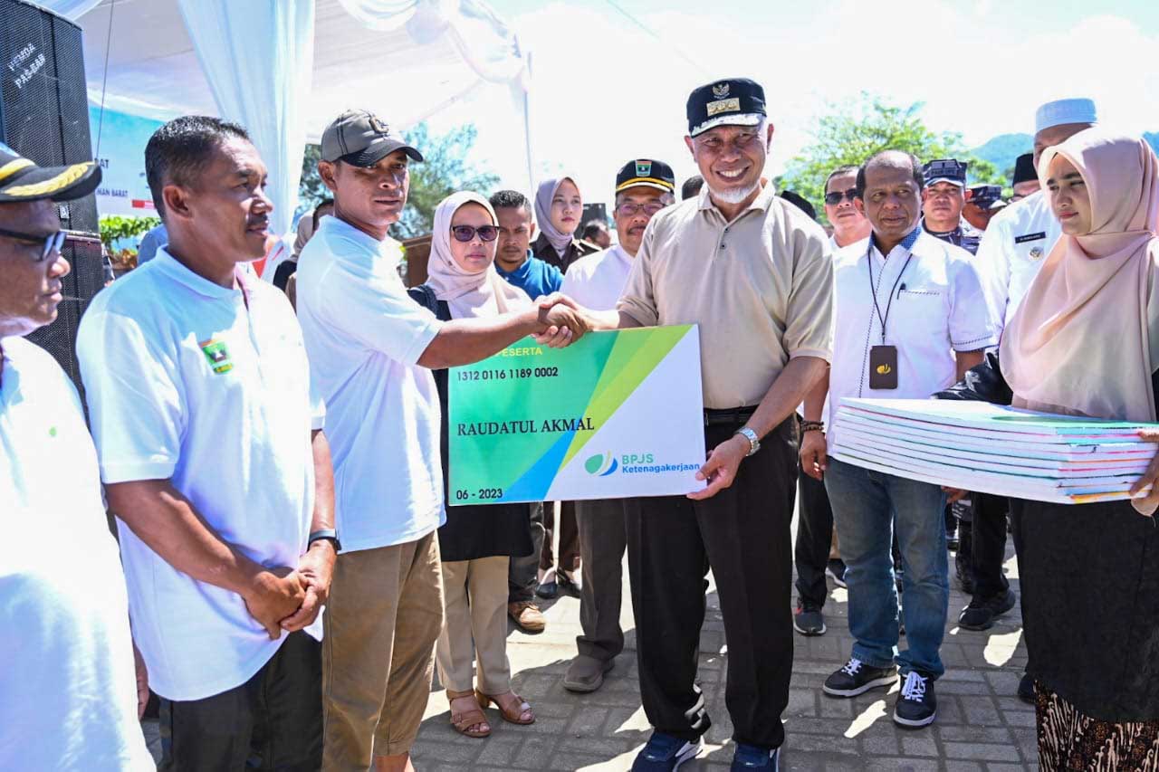 Gubernur serahkan secara simbolis BPJS Ketenagakerjaan pada nelayan di Pasaman Barat