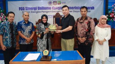 Bupati Freddy Thie dan Rektor Universitas Budi Utomo Dr. Siti Marwiyah