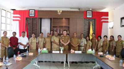 Bupati Freddy Thie bersama kepala SD dan SMP di Kaimana