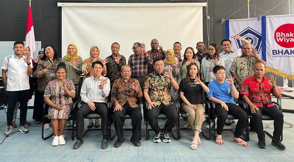 Foto bersama usai penandatanganan kerja sama antara Pemkab Kaimana dengan Institute Ilmu Kesehatan (IIK) Bhakti Wiyata di Kediri, Sabtu (17/7/2023).