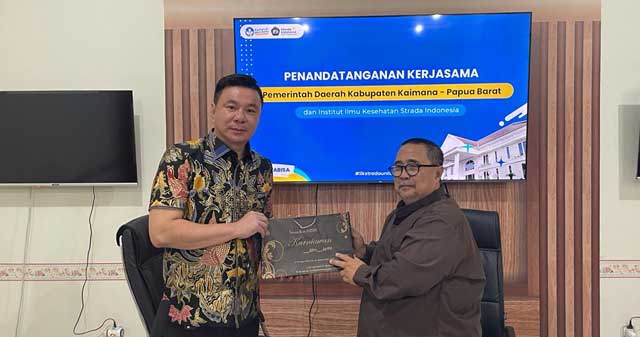 Bupati Kaimana, Freddy Thie dan Rektor IKK Strada Kediri Dr. Sentot Imam Suprapto