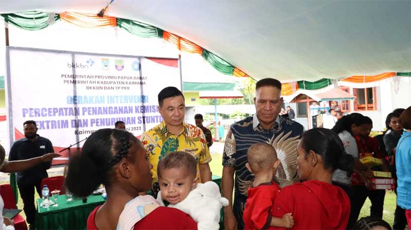 Penjabat Gubernur Papua Barat, Paulus Waterpaw dan Bupati Kaimana, Freddy Thie dialog dengan masyarakat.