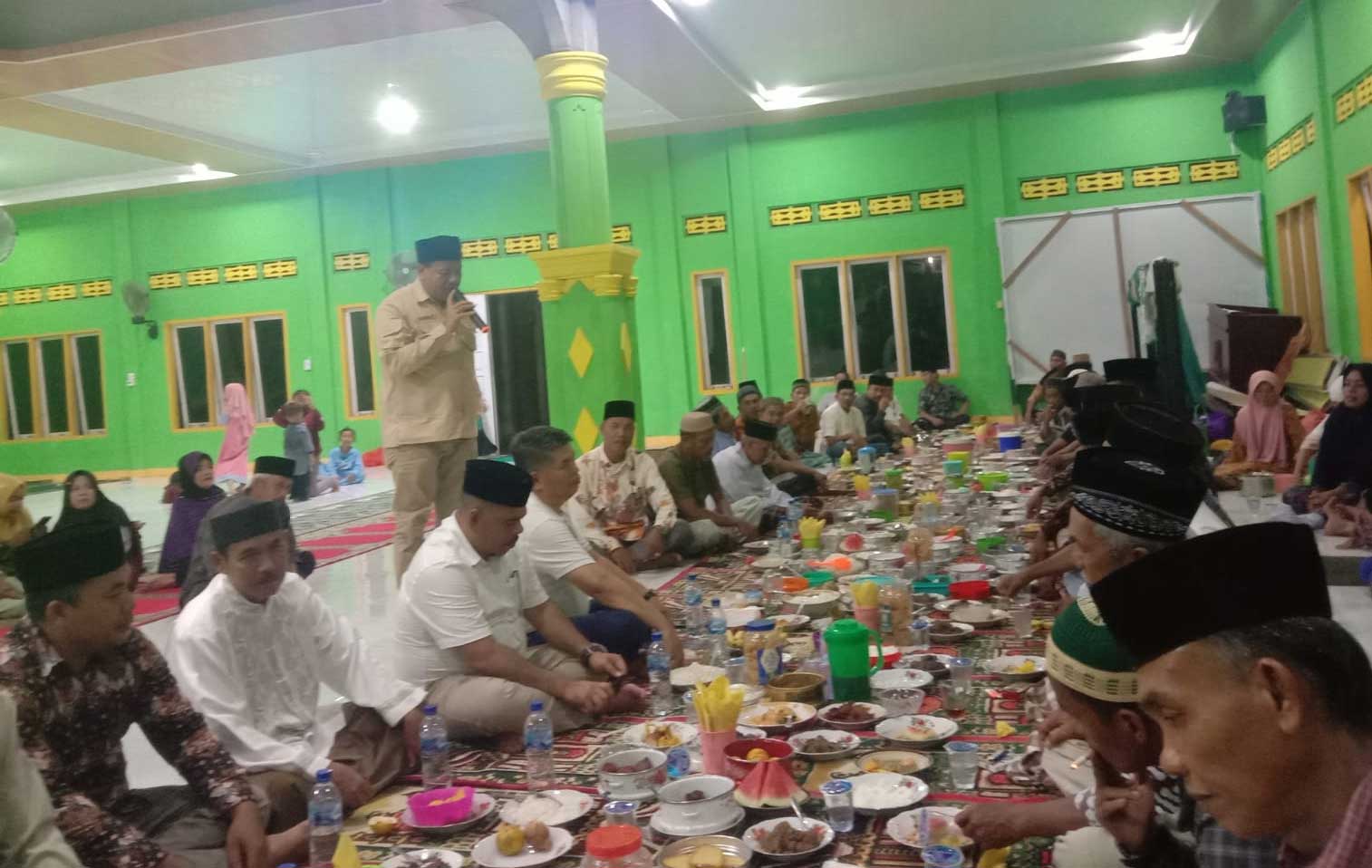 Bupati dialog dengan warga di sela makan bersama