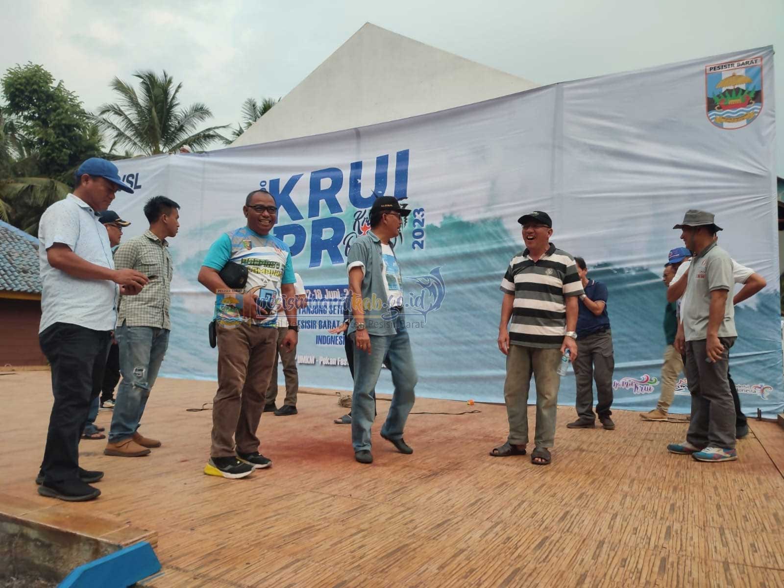 Bupati Pesisir Barat, Agus Istiqlal tinjau persiapan menjelang dihelatnya World Surfing League (WSL) Krui Pro QS 5000