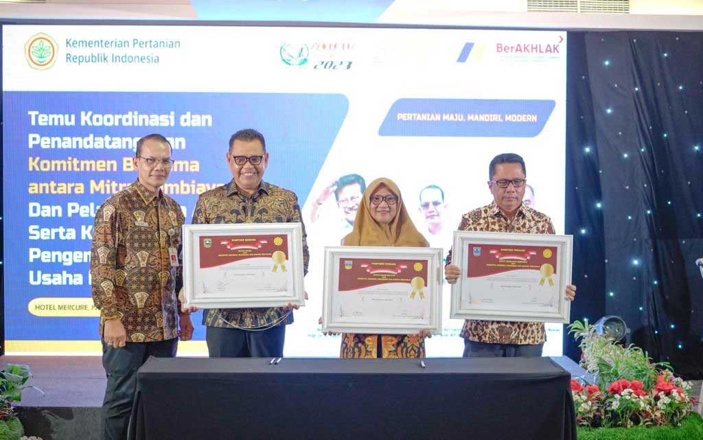 Kepala daerah foto bersama usai penandatanganan komitmen bersama antara mitra pembiayaan dan pengusaha agribisnis