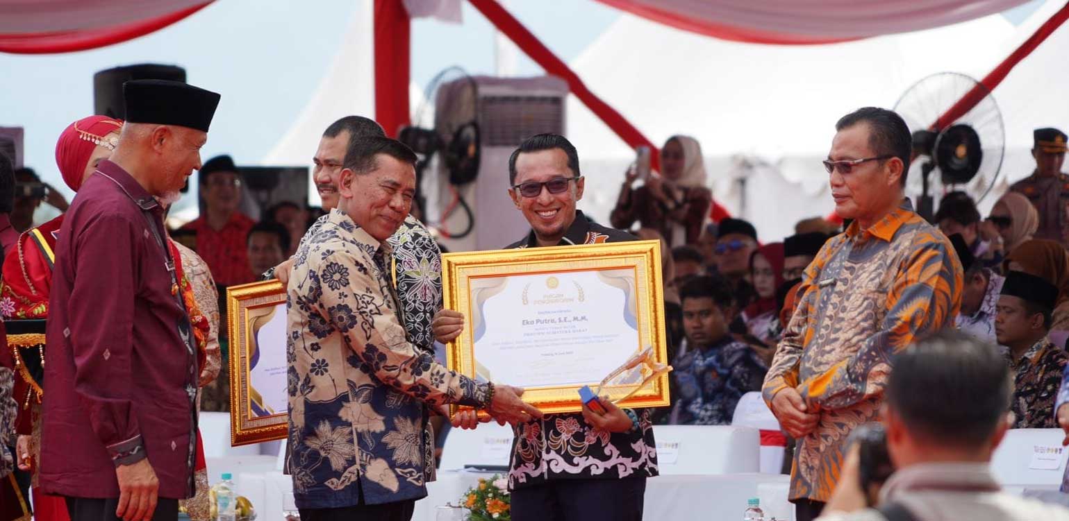 Bupati Eka Putra terima penghargaan dari Kementan yang diserahkan Kepala Badan Penyuluhan dan Pengembangan SDM Kementan RI Prof. Dedi Nursyamsi. (prokopim)