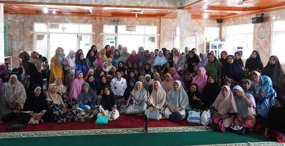 Warga penerima PKH foto bersama dengan Bupati Tanah Datar. (prokopim)