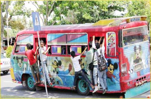 Bus kota di Padang dijubeli penumpang. (katasumbar)