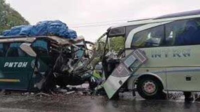 Dua bus yang terlibat tabrakkan. (riau.go.id)