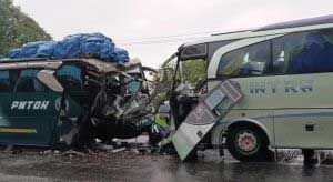 Dua bus yang terlibat tabrakkan. (riau.go.id)