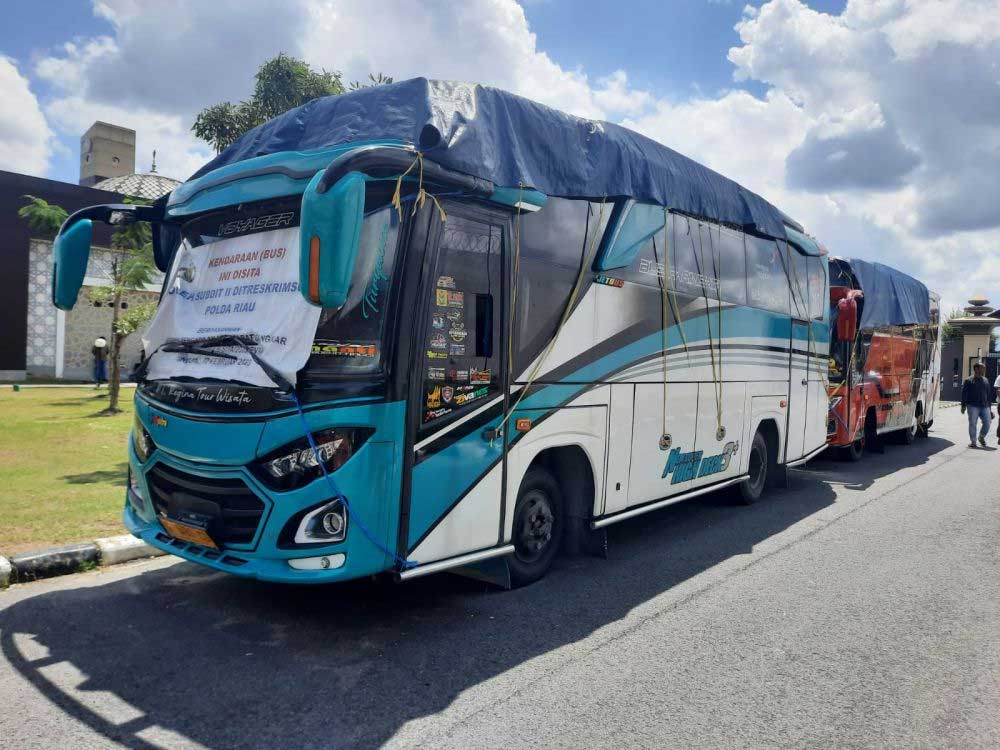 Dua unit bus yang diamankan Polda Riau. (riau.go.id)