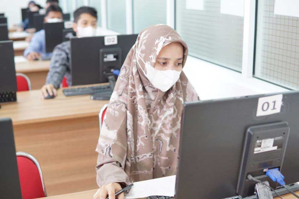Calon mahasiswa ikuti ujian tulis berbasis komputer (UTBK) seleksi nasional berdasarkan tes (SNBT) perguruan tinggi negeri (PTN) 2023. (riau.go.id)