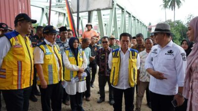 Bupati Epyardi Asda sambut kedatangan rombongan Komisi V DPR, Direktur Sungai dan Pantai Direktorat Jenderal Sumber Daya Air Kementerian PUPR, Bob Arthur Lombogia di Kabupaten Solok, Kamis (22/6/2023).