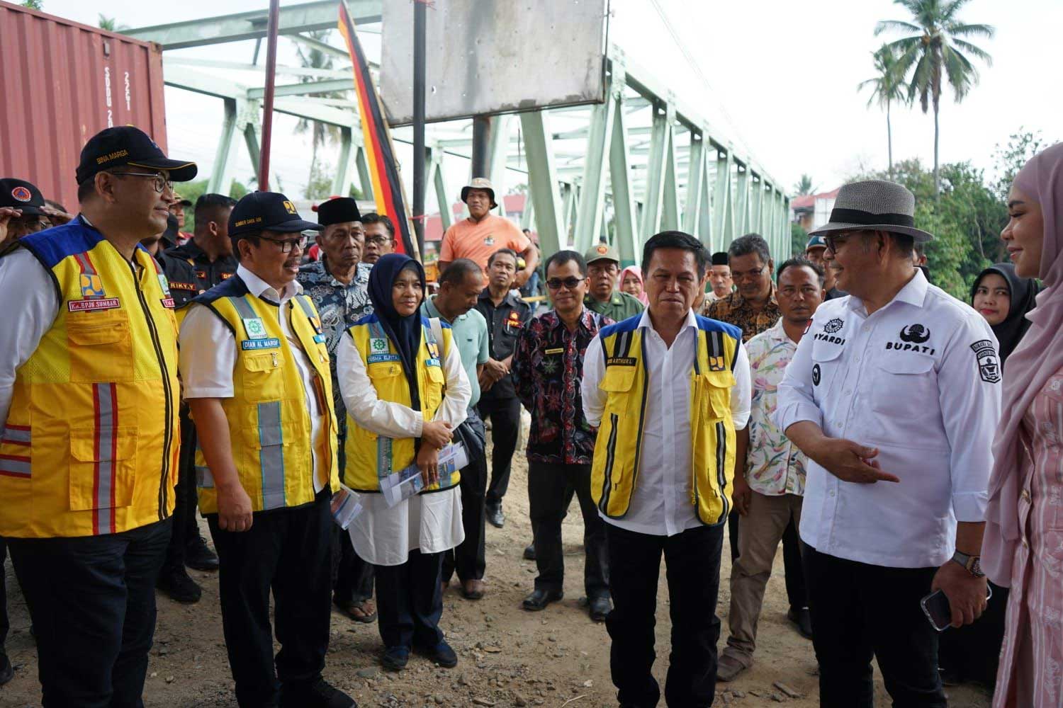 Bupati Epyardi Asda sambut kedatangan rombongan Komisi V DPR, Direktur Sungai dan Pantai Direktorat Jenderal Sumber Daya Air Kementerian PUPR, Bob Arthur Lombogia di Kabupaten Solok, Kamis (22/6/2023).