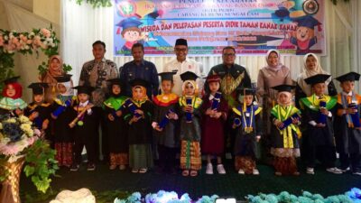 Bupati dan pejabat pemkab bersama anak TK yang diwisuda