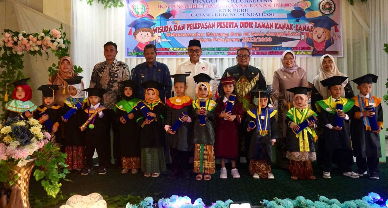 Bupati dan pejabat pemkab bersama anak TK yang diwisuda
