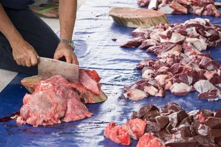 Warga memotong daging. (suara merdeka)