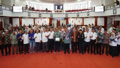 Rektor Unand bersama para dosen yang dikirim ke nagari. (humas)