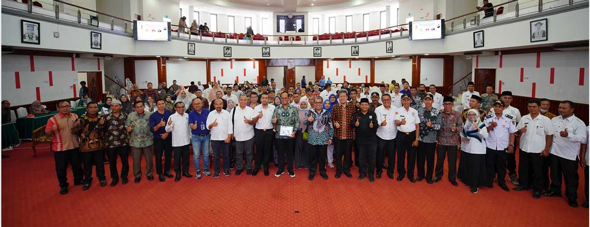 Rektor Unand bersama para dosen yang dikirim ke nagari. (humas)