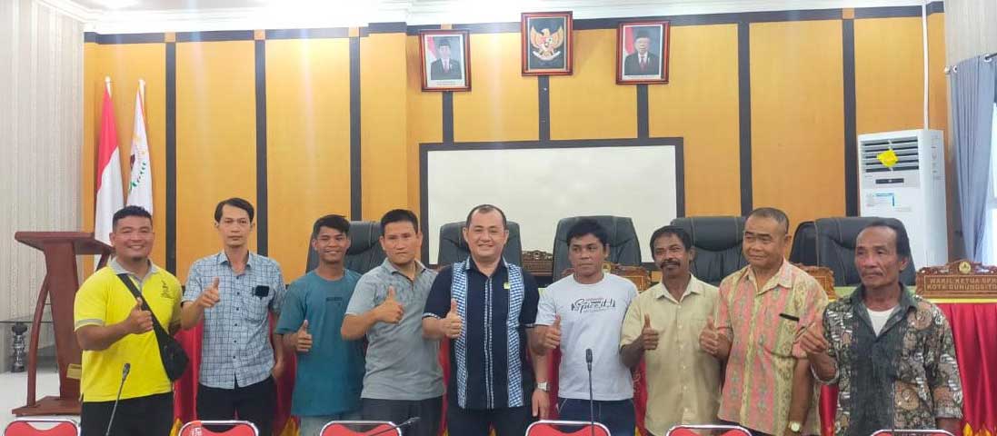 Wakil Ketua DPRD Kota Gunungsitoli bersama warga Desa Miga yang melaporkan aktivitas reklamasi di desa tersebut.