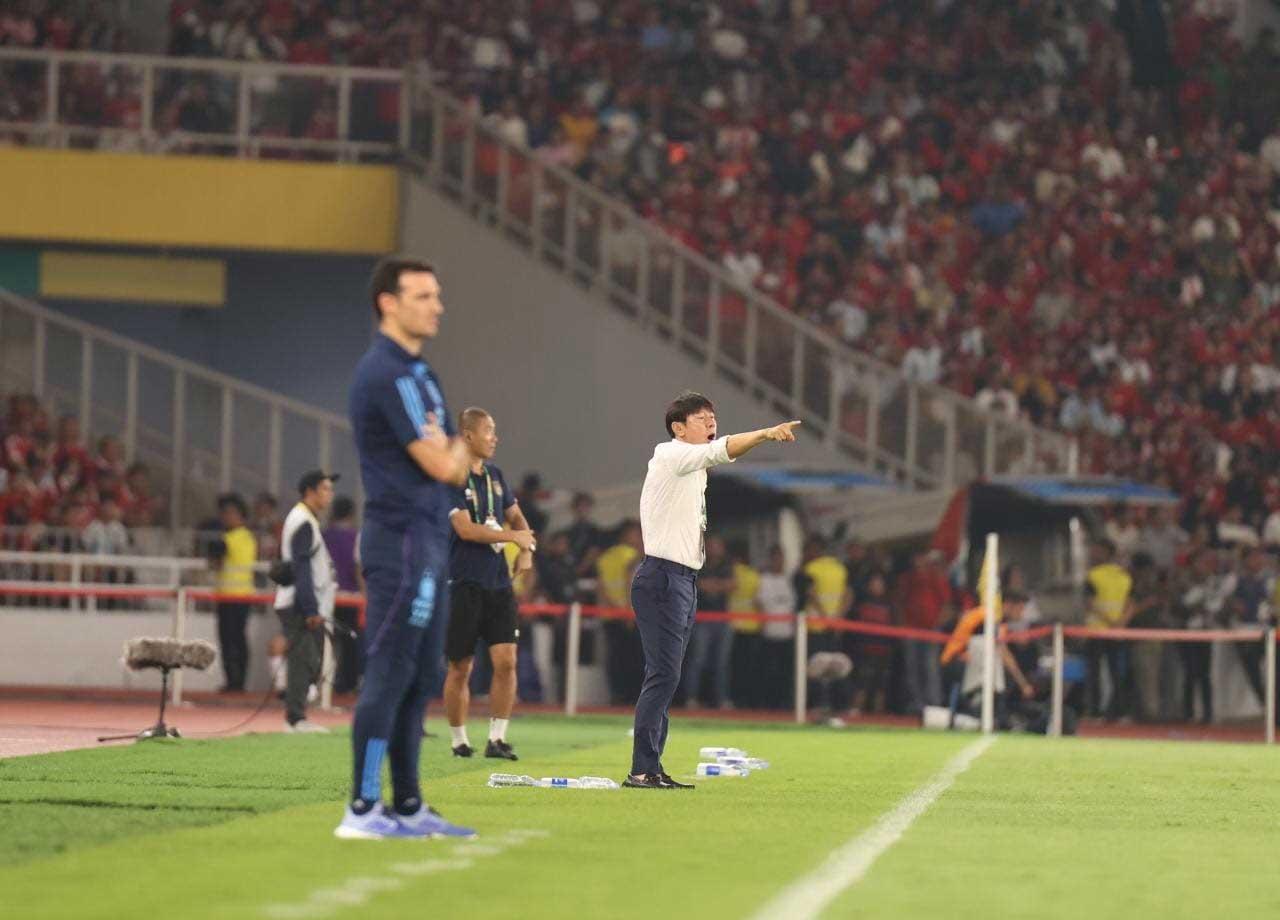 Dua pelatih memberi instruksi dari pinggir lapangan. (pssi)