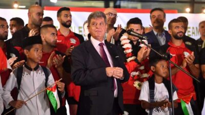 Dubes Al-Shun sambut timnas Palestina di Bandara Soetta. (pssi)